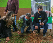 A primeira-dama Luciana Saito Massa, que preside o Conselho de Ação Solidária, e o secretário de Desenvolvimento Sustentável e do Turismo, Márcio Nunes, participam  da distribuição de mudas da campanha Floresce Paraná.F oto: Valdelino Pontes