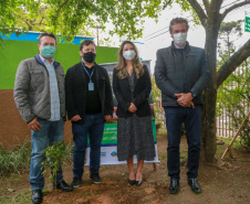 A primeira-dama Luciana Saito Massa, que preside o Conselho de Ação Solidária, e o secretário de Desenvolvimento Sustentável e do Turismo, Márcio Nunes, participam  da distribuição de mudas da campanha Floresce Paraná.F oto: Valdelino Pontes