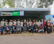 A primeira-dama Luciana Saito Massa, que preside o Conselho de Ação Solidária, e o secretário de Desenvolvimento Sustentável e do Turismo, Márcio Nunes, participam  da distribuição de mudas da campanha Floresce Paraná.F oto: Valdelino Pontes