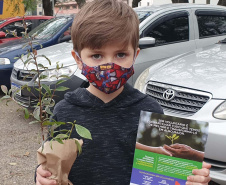 Os participantes da ação desta sexta-feira (27) se tornaram voluntários do meio ambiente. “Vou colocar semente, num baldinho, enterrar e regar”, disse Henrico de apenas seis anos. Foto:SEDEST