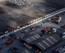 Das 34,89 milhões de toneladas de cargas que chegaram ou saíram do Porto de Paranaguá, entre de janeiro a julho deste ano, 6,72 milhões foram transportadas em vagões. O volume corresponde a 19,3% do total.  -  Foto: Rodrigo Félix Leal/SEIL