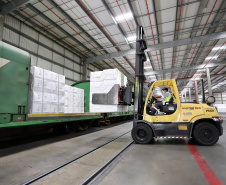 Das 34,89 milhões de toneladas de cargas que chegaram ou saíram do Porto de Paranaguá, entre de janeiro a julho deste ano, 6,72 milhões foram transportadas em vagões. O volume corresponde a 19,3% do total.  -  Foto:Claudio Neves/ Portos do Paraná