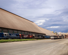 Das 34,89 milhões de toneladas de cargas que chegaram ou saíram do Porto de Paranaguá, entre de janeiro a julho deste ano, 6,72 milhões foram transportadas em vagões. O volume corresponde a 19,3% do total.  -  Foto: Claudio Neves/ Portos do Paraná