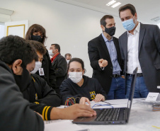 Mais de 2,5 mil kits de robótica serão entregues nas próximas semanas para 257 colégios da rede estadual do Paraná. A ação inovadora integra o programa Robótica Paraná, lançado nesta segunda-feira (30), no Palácio Iguaçu, pelo governador Carlos Massa Ratinho Junior.   -  Curitiba, 30/08/2021  -   Foto Gilson Abreu/AEN