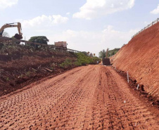 O Departamento de Estradas de Rodagem do Paraná (DER/PR) retomou este mês as obras de um novo viaduto em Água Boa, distrito de Paiçandu, na região Noroeste. A obra de arte especial, localizada no km 164 da PR-323, tem um valor de cerca de R$ 2 milhões para execução de sua estrutura de concreto armado. Foto:DER