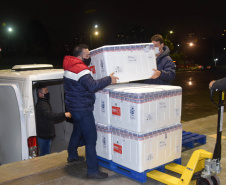 O Paraná recebeu na noite desta segunda-feira (30) mais 182.100 doses de vacinas contra a Covid-19. As 64.350 doses da Pfizer/BioNTech desembarcaram no Aeroporto Internacional Afonso Pena, em São José dos Pinhais, às 19h10 e, logo depois, chegaram mais 117.750 doses da AstraZeneca/Fiocruz.  -  Curitiba, 30/08/2021  -  Foto: Américo Antonio/SESA