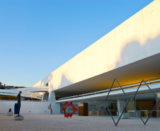 Excepcionalmente, o Museu Oscar Niemeyer (MON) estará aberto na segunda-feira (6/9) que antecede os feriados de 7 de setembro e Dia da Padroeira (8/9). Além da segunda, o Museu mantém seu funcionamento das 10h às 18h durante toda semana, inclusive nos feriados de terça e quarta-feira.  -  Curitiba, 31/08/2021  -  Foto: Marcello Kawase/MON