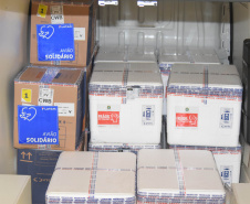 O Paraná recebeu na noite desta segunda-feira (30) mais 182.100 doses de vacinas contra a Covid-19. As 64.350 doses da Pfizer/BioNTech desembarcaram no Aeroporto Internacional Afonso Pena, em São José dos Pinhais, às 19h10 e, logo depois, chegaram mais 117.750 doses da AstraZeneca/Fiocruz.  -  Curitiba, 30/08/2021  -  Foto: Américo Antonio/SESA