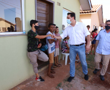 O governador Carlos Massa Ratinho Junior entregou nesta quinta-feira (02) as chaves de 56 novas moradias a famílias de Cambará, no Norte Pioneiro. O Residencial Santa Cecília recebeu R$ 5,3 milhões de investimento do Governo do Estado por meio do programa Casa Fácil Paraná, que oferece condições facilitadas de aquisição da casa própria à população. Foto: Ari Dias/AEN