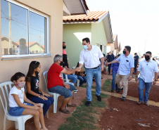 O governador Carlos Massa Ratinho Junior entregou nesta quinta-feira (02) as chaves de 56 novas moradias a famílias de Cambará, no Norte Pioneiro. O Residencial Santa Cecília recebeu R$ 5,3 milhões de investimento do Governo do Estado por meio do programa Casa Fácil Paraná, que oferece condições facilitadas de aquisição da casa própria à população. Foto: Ari Dias/AEN