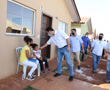 O governador Carlos Massa Ratinho Junior entregou nesta quinta-feira (02) as chaves de 56 novas moradias a famílias de Cambará, no Norte Pioneiro. O Residencial Santa Cecília recebeu R$ 5,3 milhões de investimento do Governo do Estado por meio do programa Casa Fácil Paraná, que oferece condições facilitadas de aquisição da casa própria à população. Foto: Ari Dias/AEN