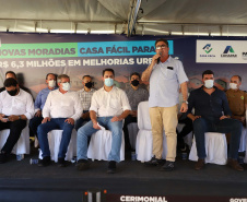 O governador Carlos Massa Ratinho Junior entregou nesta quinta-feira (02) as chaves de 56 novas moradias a famílias de Cambará, no Norte Pioneiro. O Residencial Santa Cecília recebeu R$ 5,3 milhões de investimento do Governo do Estado por meio do programa Casa Fácil Paraná, que oferece condições facilitadas de aquisição da casa própria à população. Foto: Ari Dias/AEN