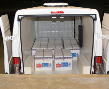 A Secretaria de Estado da Saúde (Sesa) recebeu na noite desta quinta-feira (2) mais 87.000 vacinas contra a Covid-19. As doses de AstraZeneca/Fiocruz desembarcaram no Aeroporto Internacional Afonso Pena, em São José dos Pinhais, às 20h05, no voo AD 4078 e foram enviadas para o Centro de Medicamentos do Paraná (Cemepar) para conferência e armazenamento, até que sejam repassadas aos municípos. - Curitiba, 02/09/2021 -  Foto: Américo Antonio/SESA