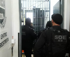 O Departamento Penitenciário do Paraná lançou nesta sexta-feira (3), a Operação Ordem e Progresso, que tem como objetivo reforçar a segurança de cadeias públicas e penitenciárias por meio de revistas gerais durante o feriado prolongado. Até o dia 7 de setembro, forças de segurança atuarão de forma integrada na busca de materiais ilícitos e na análise das estruturas físicas.  -  Curitiba, 03/09/2021  -  Foto: Depen-PR