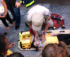 Polícia no CMEI (Centro Municipal de Educação Infantil) Xapinhal, em Curitiba.