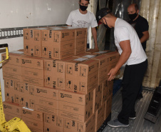 O Paraná recebeu mais 187.800 vacinas contra a Covid-19 da CoronaVac/Butantan neste sábado (4). As vacinas foram entregues no Centro de Medicamentos do Paraná (Cemepar) para conferência e armazenamento até que sejam descentralizados. A remessa faz parte da 47ª pauta de distribuição.  -  Curitiba, 04/09/2021  -  Foto: Américo Antonio/SESA