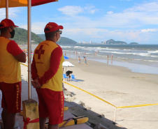 Nadar em segurança é somente próximo ao Posto de Guarda-Vidas do Corpo de Bombeiros  -  Curitiba, 04/09/2021  -  Foto: SESP-PR