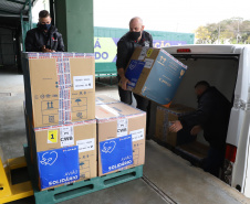 A Secretaria de Estado da Saúde recebeu nesta segunda-feira (6) mais 115.782 doses de vacinas contra a Covid-19. As doses da Pfizer/BioNTech desembarcaram no Aeroporto Internacional Afonso Pena, em São José dos Pinhais, às 15h30, no voo LA4791 e são referente à 53% da segunda dose (D2) da 28ª pauta.  -  Curitiba, 06/09/2021  -  Foto: Ari Dias/AEN