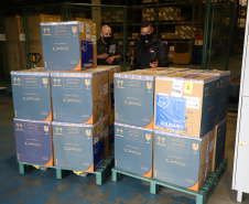 A Secretaria de Estado da Saúde recebeu nesta segunda-feira (6) mais 115.782 doses de vacinas contra a Covid-19. As doses da Pfizer/BioNTech desembarcaram no Aeroporto Internacional Afonso Pena, em São José dos Pinhais, às 15h30, no voo LA4791 e são referente à 53% da segunda dose (D2) da 28ª pauta.  -  Curitiba, 06/09/2021  -  Foto: Ari Dias/AEN