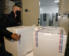 A Secretaria de Estado da Saúde recebeu nesta segunda-feira (6) mais 115.782 doses de vacinas contra a Covid-19. As doses da Pfizer/BioNTech desembarcaram no Aeroporto Internacional Afonso Pena, em São José dos Pinhais, às 15h30, no voo LA4791 e são referente à 53% da segunda dose (D2) da 28ª pauta.  -  Curitiba, 06/09/2021  -  Foto: Ari Dias/AEN
