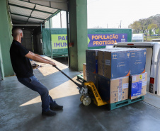 156.828 imunizantes da Pfizer/BioNTech  chegam  no Centro de Medicamentos do Paraná (Cemepar), em Curitiba, na tarde desta quarta-feira (8).  Foto: Geraldo Bubniak/AEN