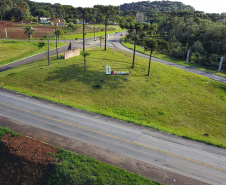 O governador Carlos Massa Ratinho Junior lança nesta quinta-feira (9) a pedra fundamental das obras de revitalização da PRC-280, no Sudoeste. Principal corredor logístico da região, a rodovia está sendo contemplada com duas grandes obras: a revitalização em concreto rígido de quase 60 quilômetros, inédita em uma via estadual, e implementação de 12 quilômetros de terceiras faixas em sete municípios. Foto: José Fernando Ogura/AEN