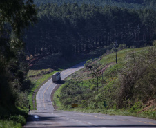 O governador Carlos Massa Ratinho Junior lança nesta quinta-feira (9) a pedra fundamental das obras de revitalização da PRC-280, no Sudoeste. Principal corredor logístico da região, a rodovia está sendo contemplada com duas grandes obras: a revitalização em concreto rígido de quase 60 quilômetros, inédita em uma via estadual, e implementação de 12 quilômetros de terceiras faixas em sete municípios. Foto: José Fernando Ogura/AEN