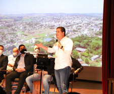  O governador Carlos Massa Ratinho Junior participou, nesta sexta-feira (10), do lançamento da Agro Laranjeiras, nova empresa de desmamados que fará um investimento inicial de R$ 377 milhões no Estado.  Laranjeiras do Sul, 10/09/2021  -  Foto: Ari Dias/AEN