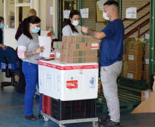 A Secretaria de Estado da Saúde (Sesa) iniciou na tarde desta sexta-feira (10) a distribuição de mais 376.180 vacinas contra a Covid-19 para as 22 Regionais de Saúde do Paraná. São 331.110 imunizantes da Pfizer/BioNTech e 45.070 doses da CoronaVac/Butantan. Há 262.640 vacinas destinadas à segunda dose (D2) e 113.540 para a primeira aplicação (D1).Foto: Américo Antonio/SESA