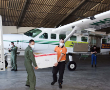 A Secretaria de Estado da Saúde (Sesa) iniciou na tarde desta sexta-feira (10) a distribuição de mais 376.180 vacinas contra a Covid-19 para as 22 Regionais de Saúde do Paraná. São 331.110 imunizantes da Pfizer/BioNTech e 45.070 doses da CoronaVac/Butantan. Há 262.640 vacinas destinadas à segunda dose (D2) e 113.540 para a primeira aplicação (D1).Foto: Américo Antonio/SESA