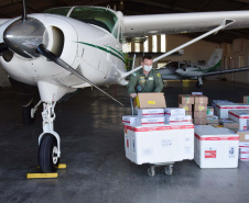 A Secretaria de Estado da Saúde (Sesa) iniciou na tarde desta sexta-feira (10) a distribuição de mais 376.180 vacinas contra a Covid-19 para as 22 Regionais de Saúde do Paraná. São 331.110 imunizantes da Pfizer/BioNTech e 45.070 doses da CoronaVac/Butantan. Há 262.640 vacinas destinadas à segunda dose (D2) e 113.540 para a primeira aplicação (D1).Foto: Américo Antonio/SESA