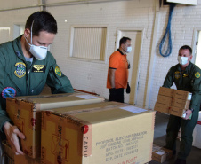 A Secretaria de Estado da Saúde (Sesa) iniciou na tarde desta sexta-feira (10) a distribuição de mais 376.180 vacinas contra a Covid-19 para as 22 Regionais de Saúde do Paraná. São 331.110 imunizantes da Pfizer/BioNTech e 45.070 doses da CoronaVac/Butantan. Há 262.640 vacinas destinadas à segunda dose (D2) e 113.540 para a primeira aplicação (D1).Foto: Américo Antonio/SESA