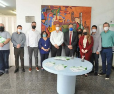 A Universidade Estadual de Londrina (UEL) oficializou nesta sexta-feira (10) um contrato de licenciamento de tecnologia com a Indusbello Company, de Londrina, para produção e comercialização de três réguas específicas para auxiliar cirurgiões dentistas no trabalho de recuperação de dentes. Foto: UEL