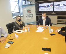 A Secretaria de Justiça, Família e Trabalho e a Superintendência Regional do Trabalho do Governo Federal assinaram nesta sexta-feira (10) um protocolo para que os jovens internados para cumprir medidas socioeducativas tenham acesso às carteiras de trabalho físicas. A medida se explica pelo fato de o documento ter passado a ser emitido somente virtual. A questão é que esses jovens não têm acesso ao telefone celular. Foto:SEJUF
