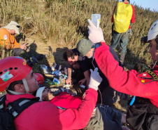 O Corpo de Bombeiros resgatou com vida um homem que estava perdido há seis dias, na região do Pico Paraná, neste domingo (12/09), após mais de 120 horas de operação. Foi mobilizada uma grande estrutura para busca e resgate da vítima por meio do Grupo de Operações de Socorro Tático (GOST).  -  Foto: BPMOA/GOST
