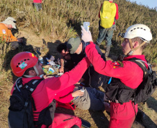 O Corpo de Bombeiros resgatou com vida um homem que estava perdido há seis dias, na região do Pico Paraná, neste domingo (12/09), após mais de 120 horas de operação. Foi mobilizada uma grande estrutura para busca e resgate da vítima por meio do Grupo de Operações de Socorro Tático (GOST).  -  Foto: BPMOA/GOST