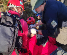 O Corpo de Bombeiros resgatou com vida um homem que estava perdido há seis dias, na região do Pico Paraná, neste domingo (12/09), após mais de 120 horas de operação. Foi mobilizada uma grande estrutura para busca e resgate da vítima por meio do Grupo de Operações de Socorro Tático (GOST).  -  Foto: BPMOA/GOST