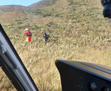 O Corpo de Bombeiros resgatou com vida um homem que estava perdido há seis dias, na região do Pico Paraná, neste domingo (12/09), após mais de 120 horas de operação. Foi mobilizada uma grande estrutura para busca e resgate da vítima por meio do Grupo de Operações de Socorro Tático (GOST).  -  Foto: BPMOA/GOST