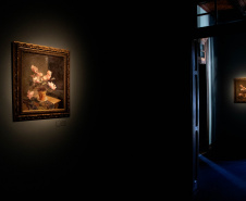 A inconfundível obra do pintor moderno Arthur Nísio apropriada pelo artista contemporâneo Tony Camargo: essa é a proposta da nova exposição do Museu Paranaense, ?Isto não é um Nísio?, com abertura marcada para o dia 14 de setembro. Através de uma instalação, Tony Camargo faz refletir sobre a originalidade, assim como sobre questões relacionadas à experiência do corpo em contato com o objeto artístico.  -  Curitiba, 13/09/2021 - Foto: MUPA
