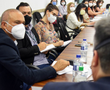 O Estado está recebendo a visita da equipe técnica da Secretaria de Atenção Primária à Saúde do Ministério da Saúde nesta semana para debater o contexto da pandemia. O objetivo do encontro é um acompanhamento das ações que estão sendo realizadas e futuras do cuidado integrado e dirigido à população dos 399 municípios.  -  Curitiba, 13/09/2021  -  Foto: Américo Antonio/SESA