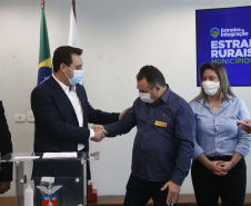 Mais 54,27 quilômetros de estradas rurais em 14 municípios do Paraná vão ganhar novos pavimentos com pedras poliédricas, melhorando a qualidade de vida e impulsionando o desenvolvimento das cidades. Os convênios para liberação de recursos às prefeituras foram assinados nesta terça-feira (14) pelo governador Carlos Massa Ratinho Junior em evento no Palácio Iguaçu.   -  Curitiba, 14/09/2021  -  Foto: Jonathan Campos/AEN