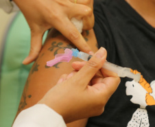 8 milhões de paranaenses iniciaram a imunização contra a Covid-19, quase 92% da população adulta. Foto: Geraldo Bubniak/AEN