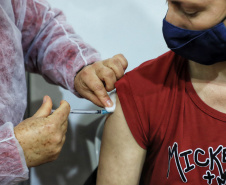 8 milhões de paranaenses iniciaram a imunização contra a Covid-19, quase 92% da população adulta.   Foto: Jose Fernando Ogura /AEN