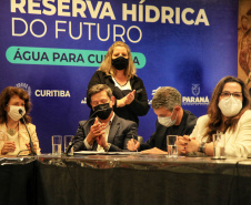  governador Carlos Massa Ratinho Junior e o prefeito de Curitiba, Rafael Greca, assinaram, nesta quarta-feira (15), o Decreto Municipal 1.172/2021 que cria a Reserva Hídrica do Futuro – área que receberá ações para melhorar a segurança hídrica da região.  15/09/2021  -  Foto: José Fernando Ogura/AEN