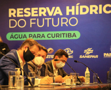  governador Carlos Massa Ratinho Junior e o prefeito de Curitiba, Rafael Greca, assinaram, nesta quarta-feira (15), o Decreto Municipal 1.172/2021 que cria a Reserva Hídrica do Futuro – área que receberá ações para melhorar a segurança hídrica da região.  15/09/2021  -  Foto: José Fernando Ogura/AEN