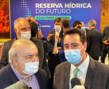  governador Carlos Massa Ratinho Junior e o prefeito de Curitiba, Rafael Greca, assinaram, nesta quarta-feira (15), o Decreto Municipal 1.172/2021 que cria a Reserva Hídrica do Futuro – área que receberá ações para melhorar a segurança hídrica da região.  15/09/2021  -  Foto: José Fernando Ogura/AEN