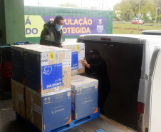 A Secretaria de Estado da Saúde (Sesa) recebeu mais 63.180 vacinas contra a Covid-19 da Pfizer/BioNTech nesta quarta-feira (15). O voo LA-3443 desembarcou no Aeroporto Internacional Afonso Pena, em São José dos Pinhais, às 12h55.-  Curitiba, 15/09/2021  -  Foto: Américo Antonio/SESA