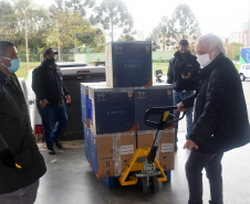 A Secretaria de Estado da Saúde (Sesa) recebeu mais 63.180 vacinas contra a Covid-19 da Pfizer/BioNTech nesta quarta-feira (15). O voo LA-3443 desembarcou no Aeroporto Internacional Afonso Pena, em São José dos Pinhais, às 12h55.-  Curitiba, 15/09/2021  -  Foto: Américo Antonio/SESA