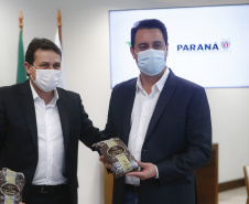 O anúncio da retomada da programação, suspensa desde março do ano passado em razão da pandemia de Covid-19, foi confirmada pelo governador Carlos Massa Ratinho Junior nesta quinta-feira (16), em ato no Palácio Iguaçu, que contou com a presença da diretoria da Aerosul, companhia área paranaense com sede em Rolândia, na Região Norte, uma das parceiras do projeto. Foto:Jonathan Campos/AEN