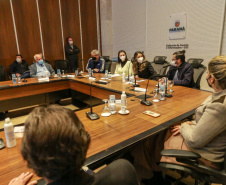 Representantes das três entidades sociais vencedoras do Prêmio Ação Solidária Paraná de 2020 foram recebidos no Palácio Iguaçu, nesta quinta-feira (16), para a entrega do troféu e certificado de reconhecimento da competição de solidariedade promovida pelo Governo do Estado